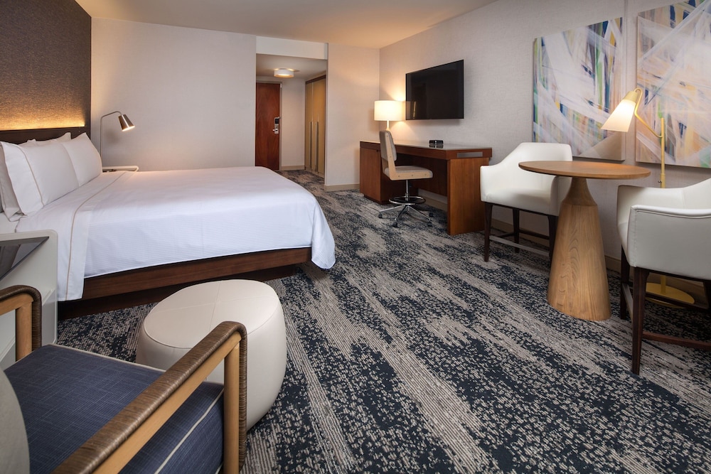 Executive Room, 1 King Bed, Corner - Photo 3