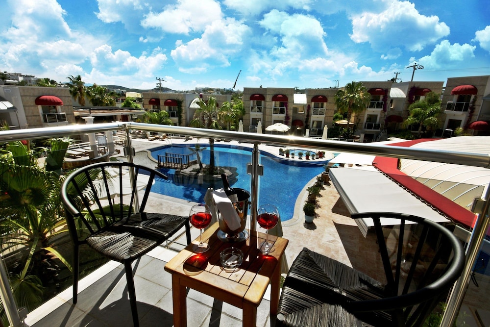 Luxury Suite - Photo 2