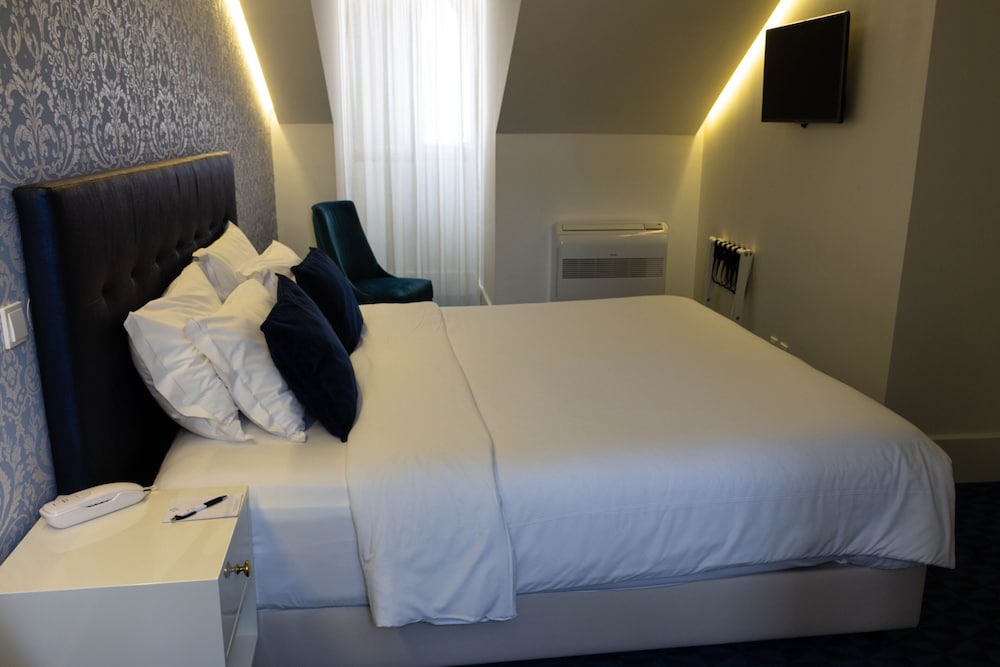 Family Double or Twin Room, City View (Street View) thumbnail 5