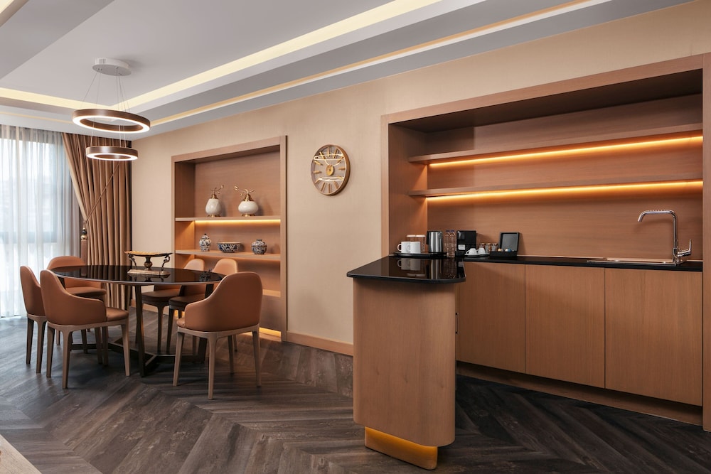 Executive Suite, 1 King Bed with Sofa bed thumbnail 6