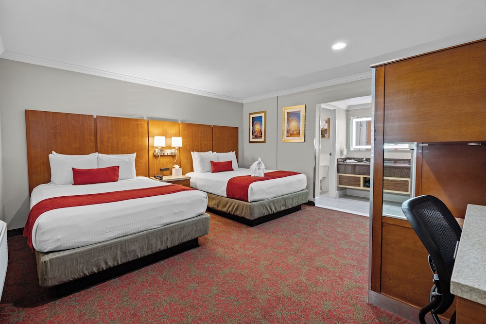 Deluxe Room, 2 Queen Beds (Kids Room with 2 queen beds and Bunk) photo 1