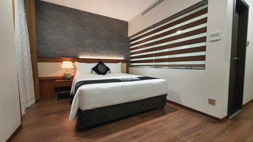 Premium Double Room, 1 Queen Bed, Bathtub, City View