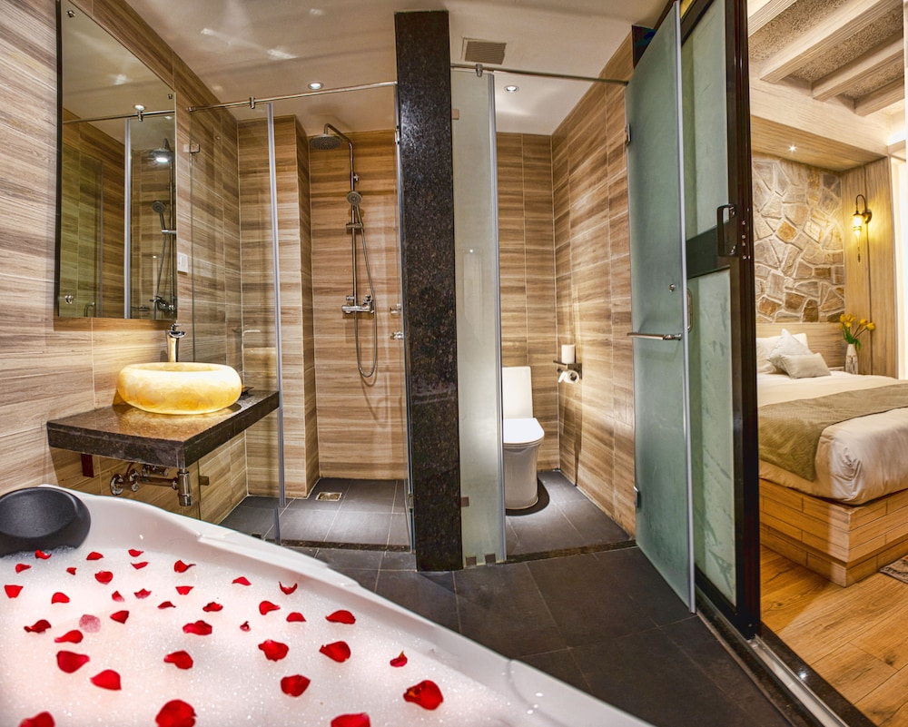 Executive Room - Photo 11