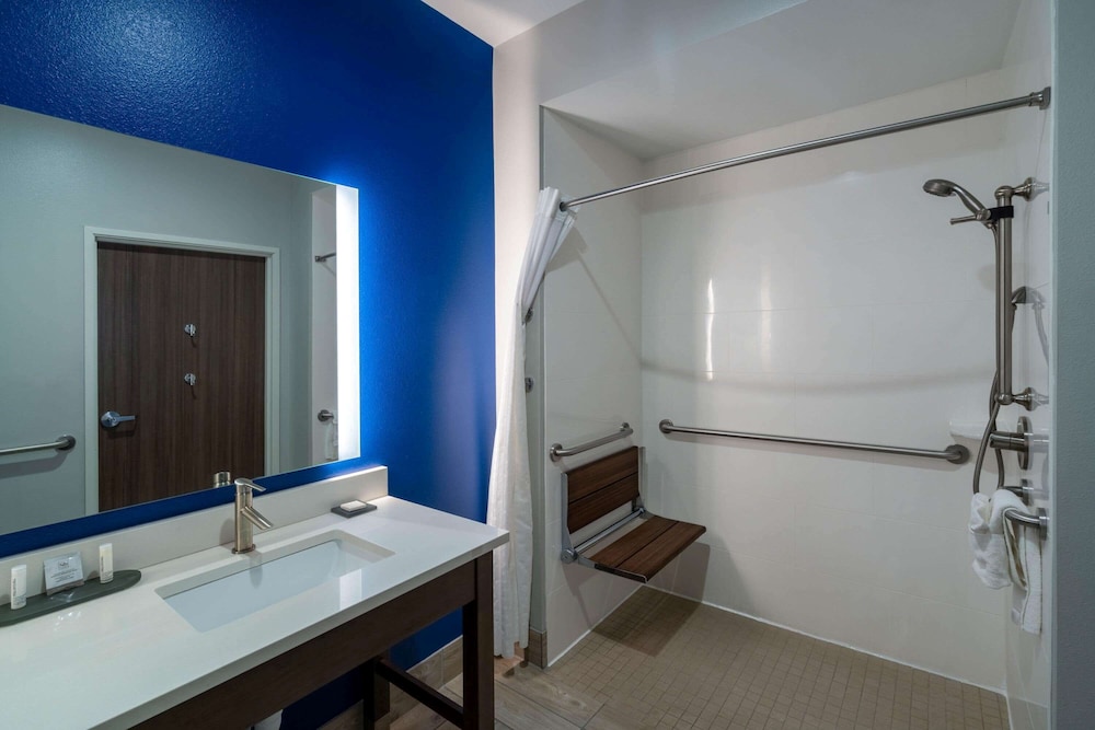 Single Room, 1 King Bed, Non Smoking (Mobility and Hearing Impaired) - Photo 5