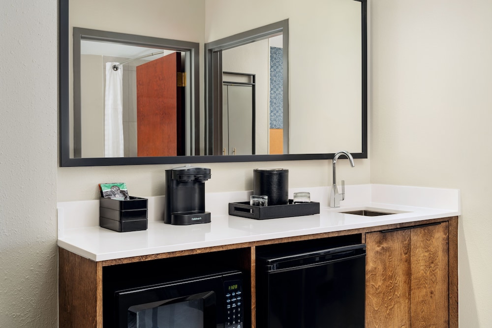 Suite, 2 Queen Beds, Accessible, Allergy Friendly (Hearing) - Photo 4