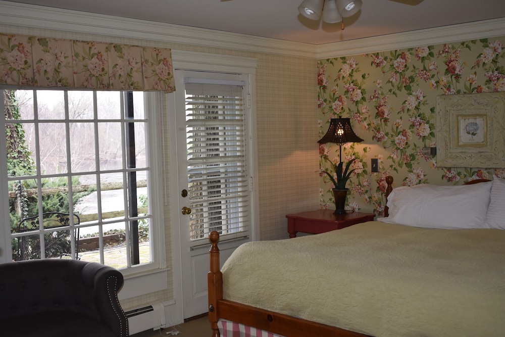 Premium Room, 1 King Bed, River View (No Pets Allowed) photo 3