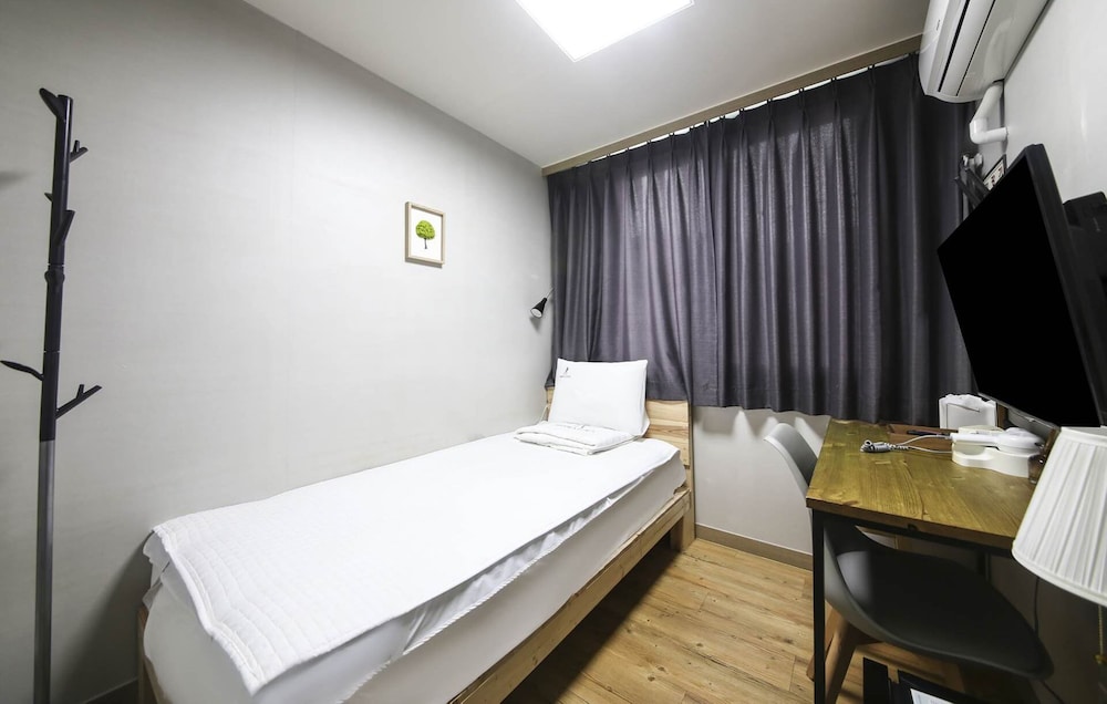 Basic Single Room photo 1