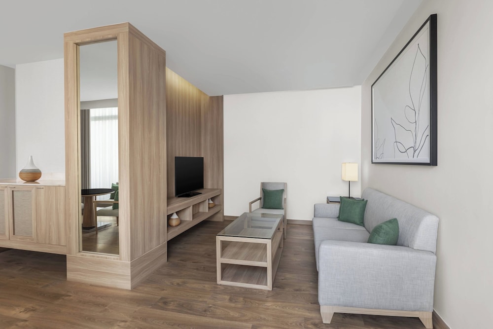 Suite, 1 Bedroom, Corner thumbnail 5