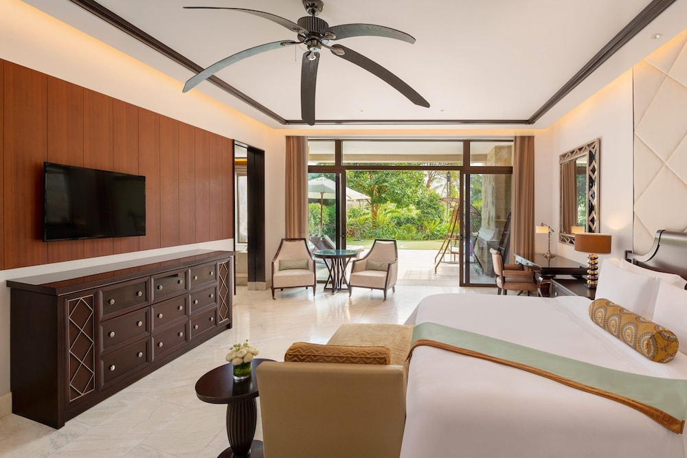 Room, 1 King Bed, Pool View - Photo 6