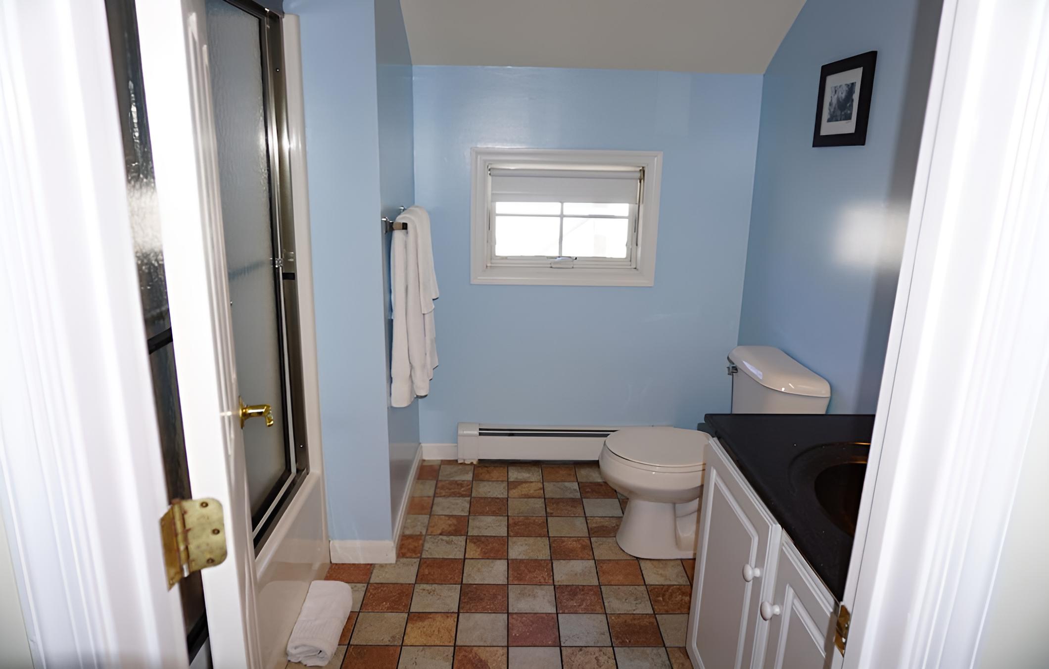 Room 4: Queen bed, twin day bed, private bath photo 2
