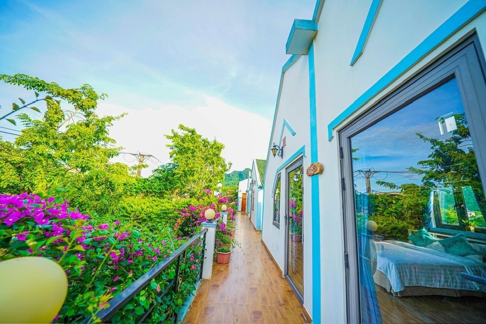 Deluxe Triple Room, Mountain View, Poolside photo 2