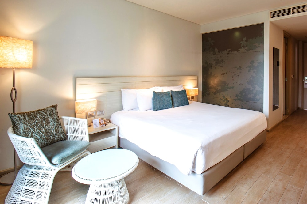 Superior Room, 1 King Bed photo 3