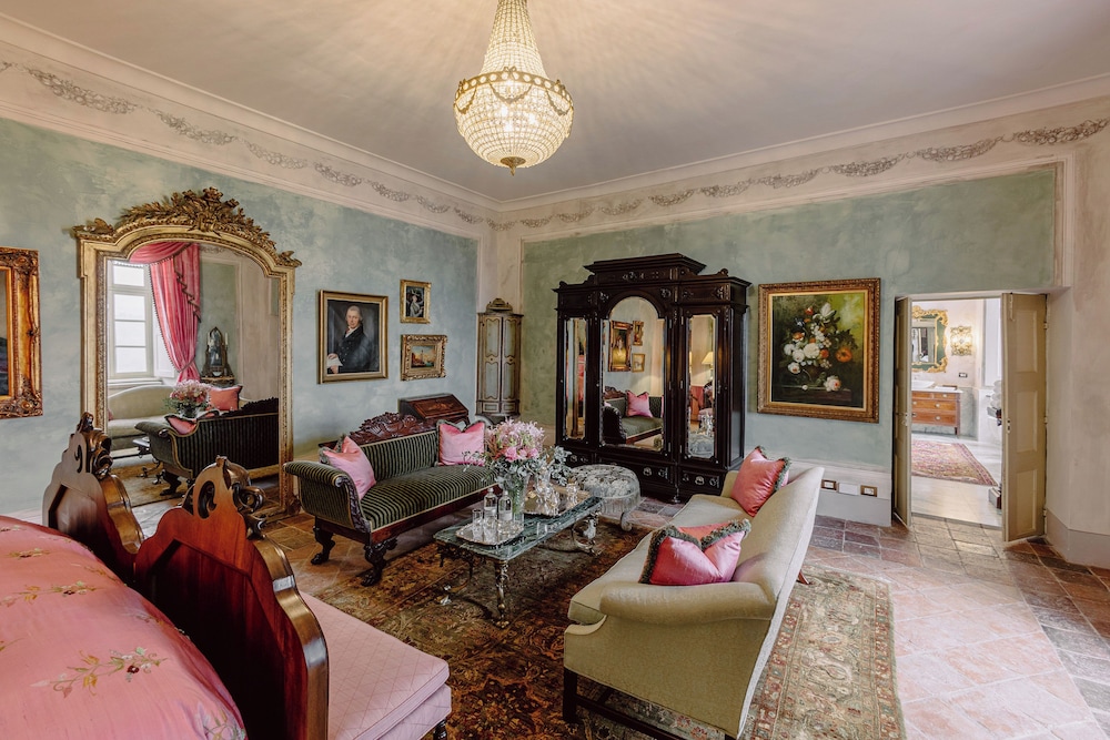 Studio Suite (Green Room)