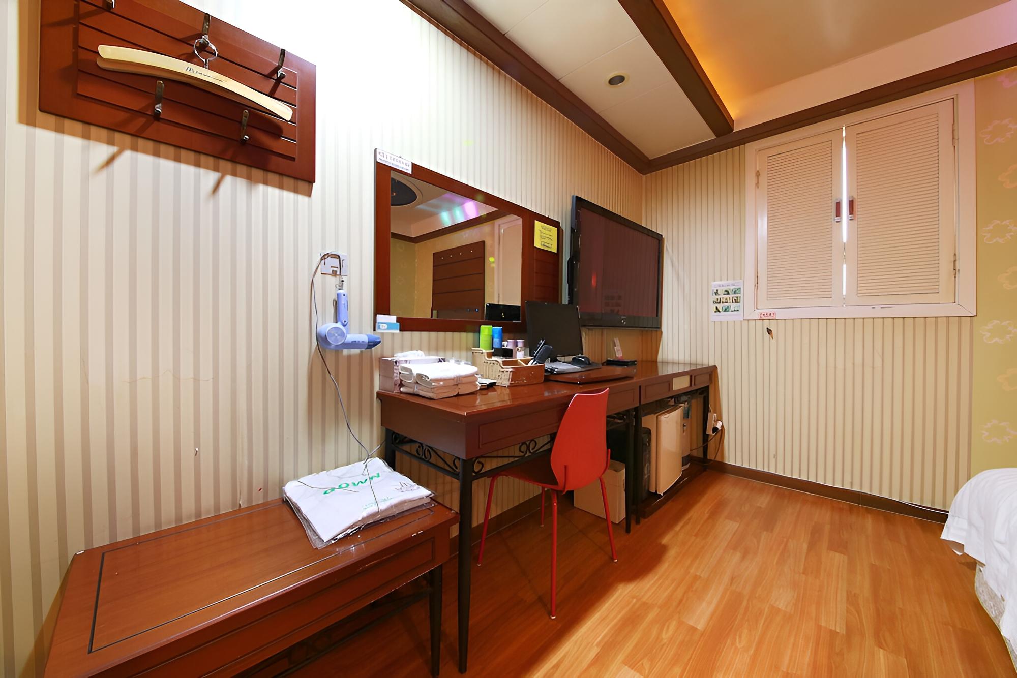 Room (General (no grilling or cooking in th) - Photo 6