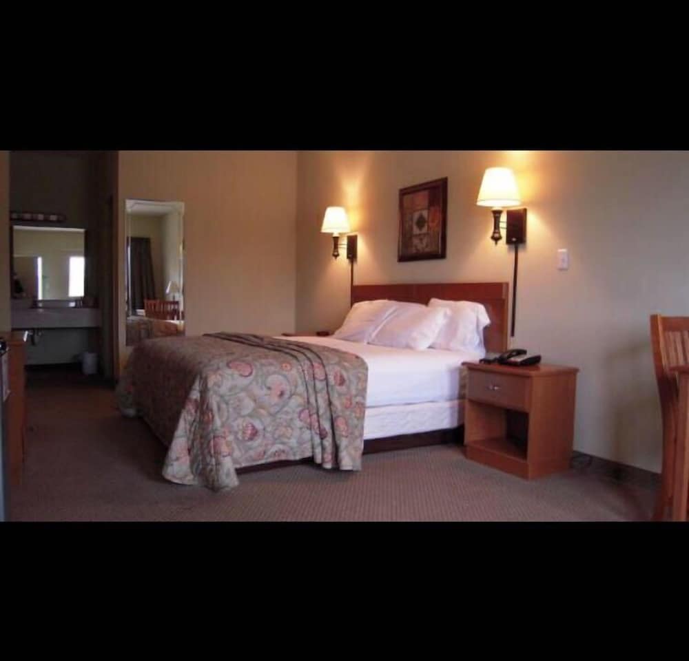 Standard Room, 1 King Bed, Non Smoking photo 1