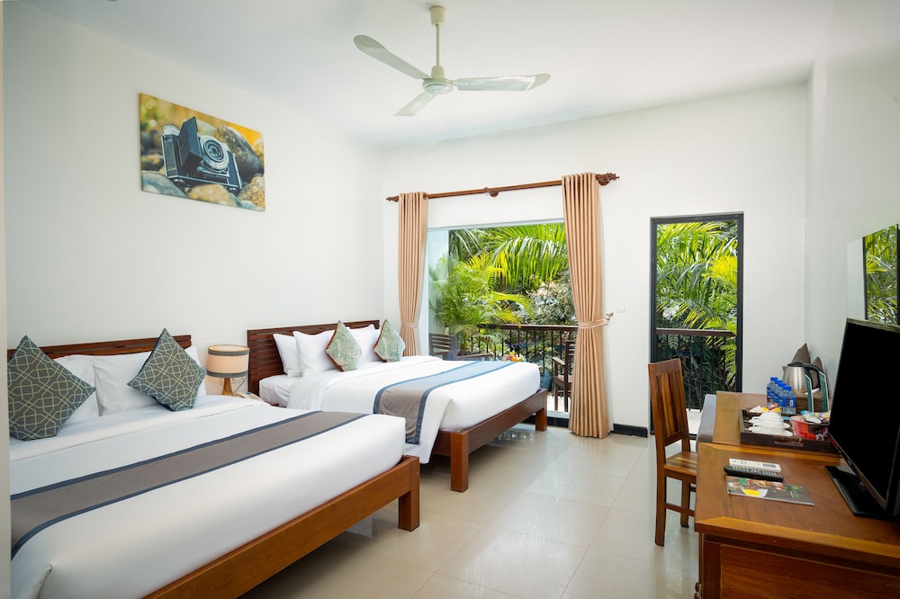 Double Twin Room, Pool View photo 1