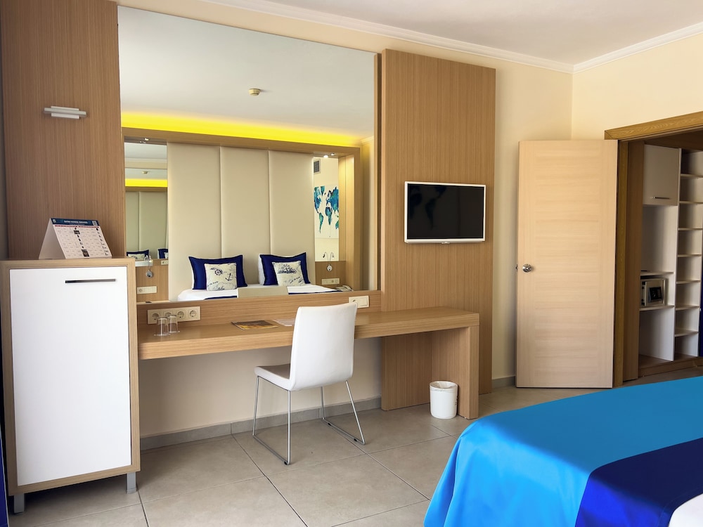 Family Room, Balcony (Classic, Partial Sea View,FZM) photo 2