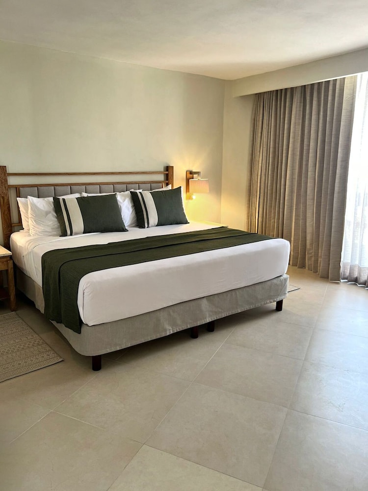 Deluxe Room, Pool View - Photo 4