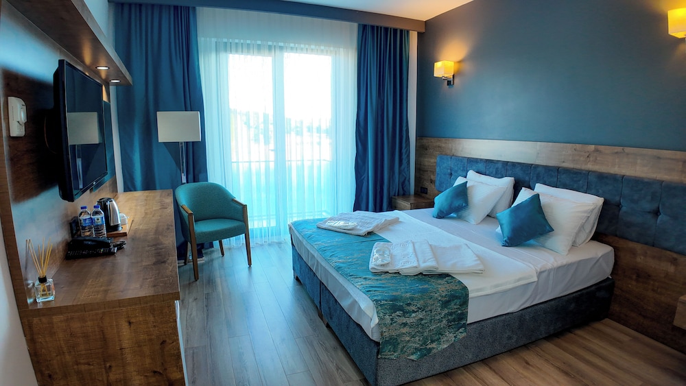 Family Double Room, Balcony, Mountain View photo 1