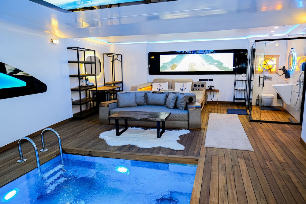 Honeymoon Room photo 3
