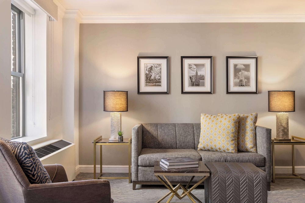 Suite, 1 Queen Bed thumbnail 5