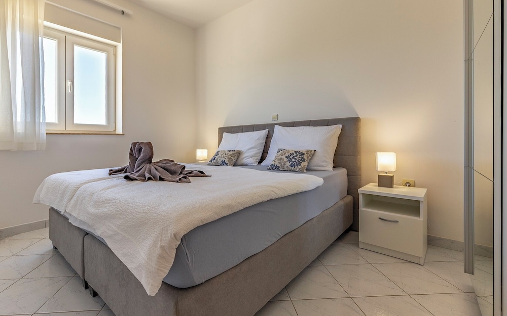 Apartment (A6)