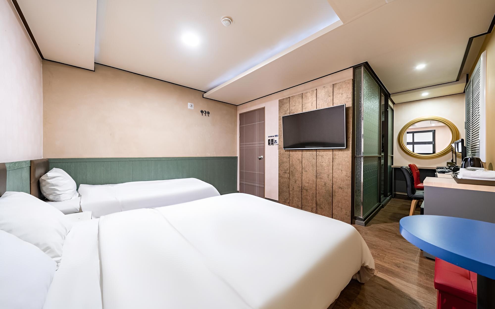Room (Twin bed room (Netflix YouTube availa) - Photo 3