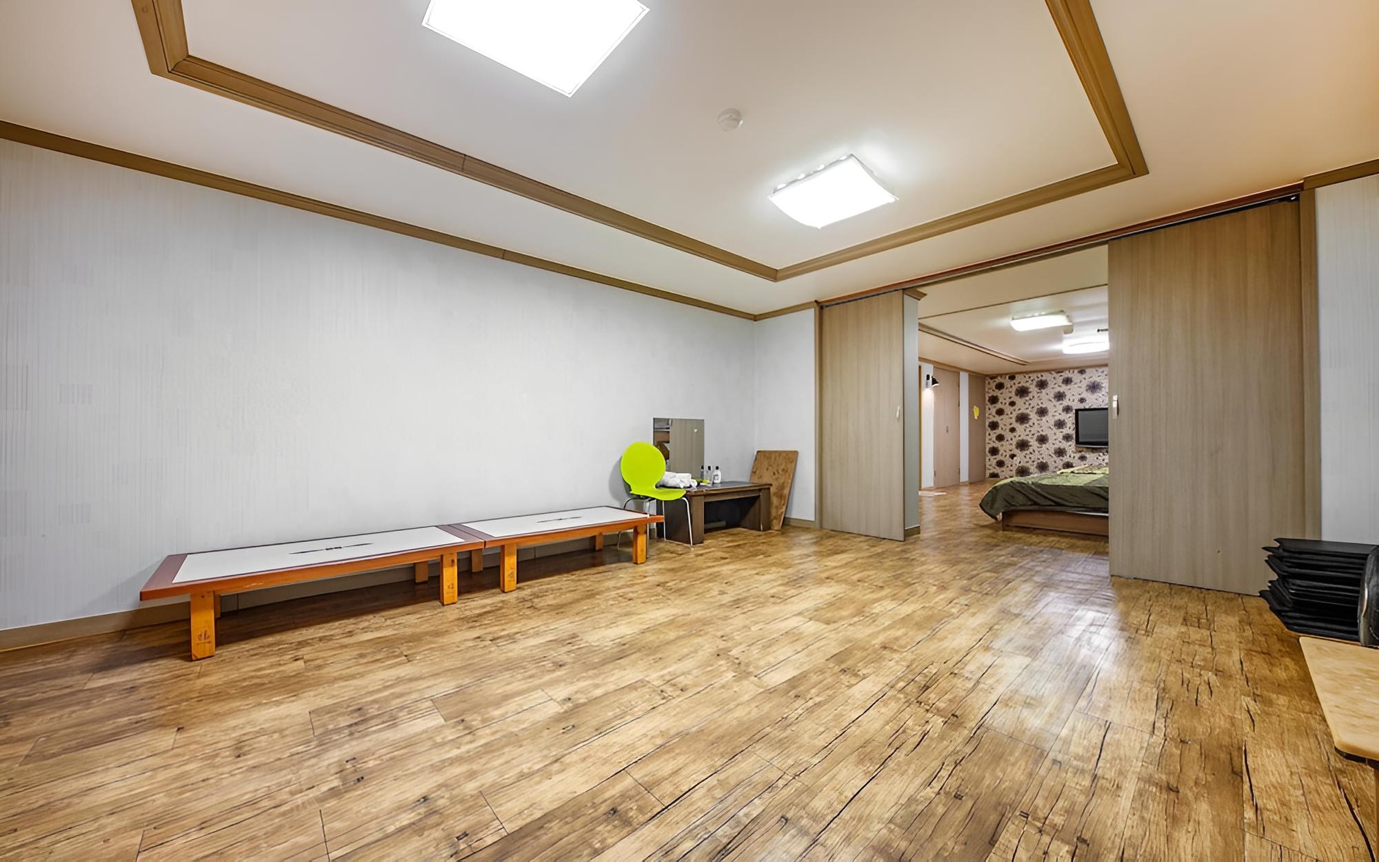 Room (30 pyeong two room (ondol + 2bed)) - Photo 2