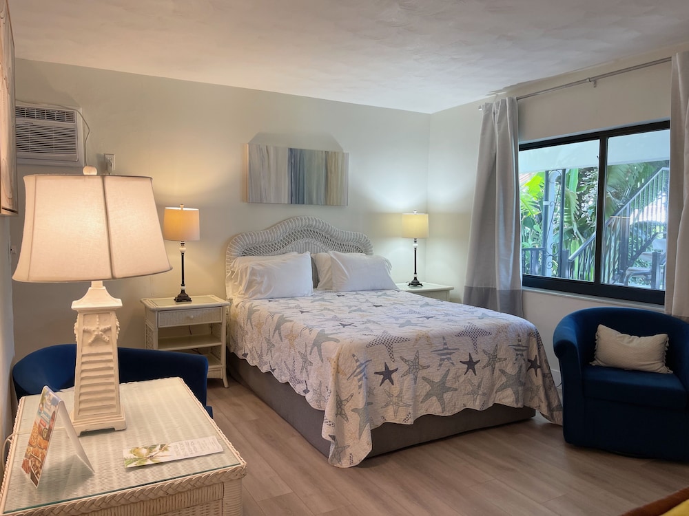 Studio Suite, 1 Queen Bed, Kitchen