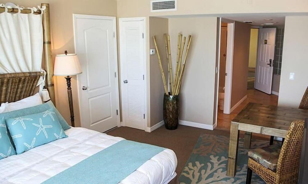 Studio Suite, 1 King Bed, Ocean View - Photo 2