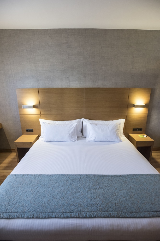 Deluxe Double or Twin Room - Photo 6