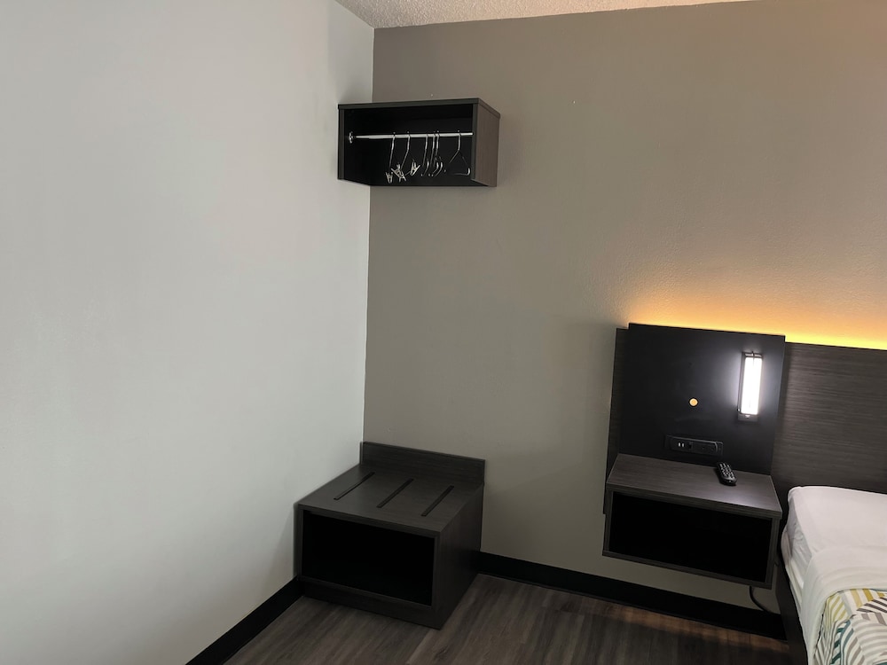Deluxe Room, 1 King Bed, Non Smoking photo 3