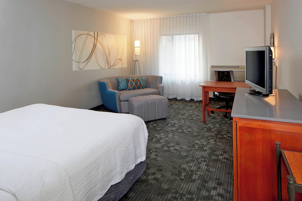 Room, 1 King Bed at Courtyard by Marriott Bloomington Mall of America in Bloomington
