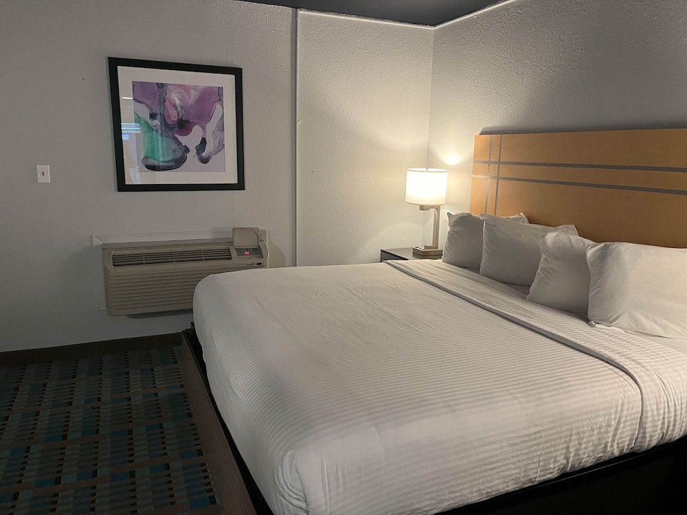 Standard Room, 1 King Bed, Non Smoking - Photo 2