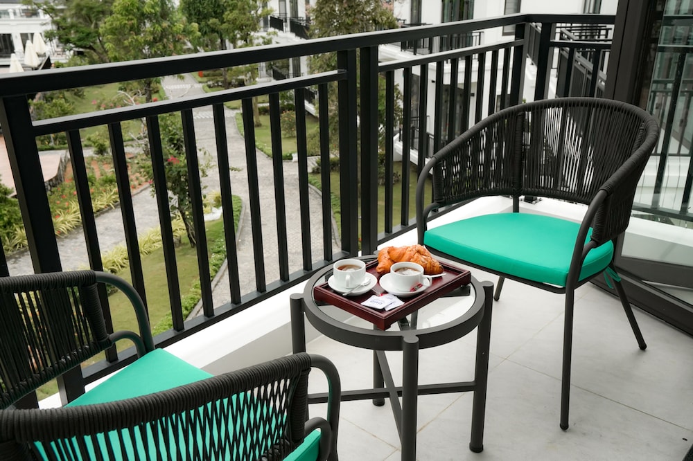 Premier Garden View - Photo 2