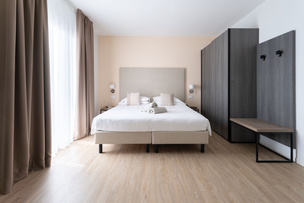 Superior Double or Twin Room, 1 Bedroom, Balcony, Partial Sea View
