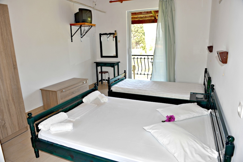 Basic Room, 1 Double Bed, Non Smoking, Courtyard View
