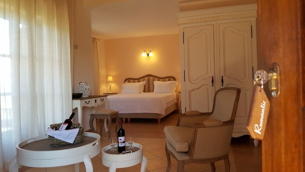 Suite (Romantic Luxury) photo 1