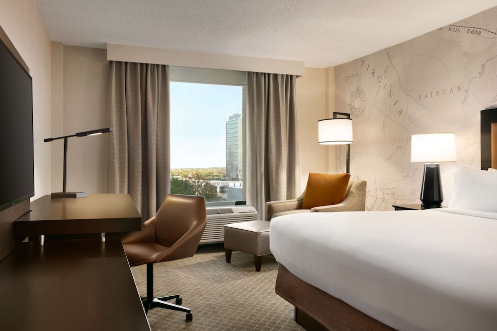 Junior Suite, 1 King Bed, Accessible, Bathtub (Mobility & Hearing) - Photo 2