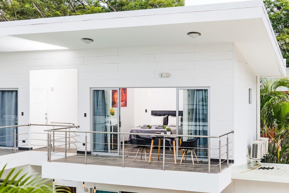 Premium Double Room, Garden View. Two single beds can be converted into a king bed. photo 3