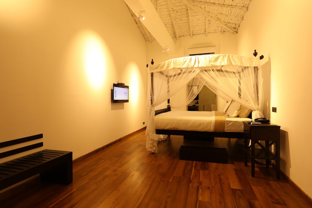 Suite, Pool View - Photo 3