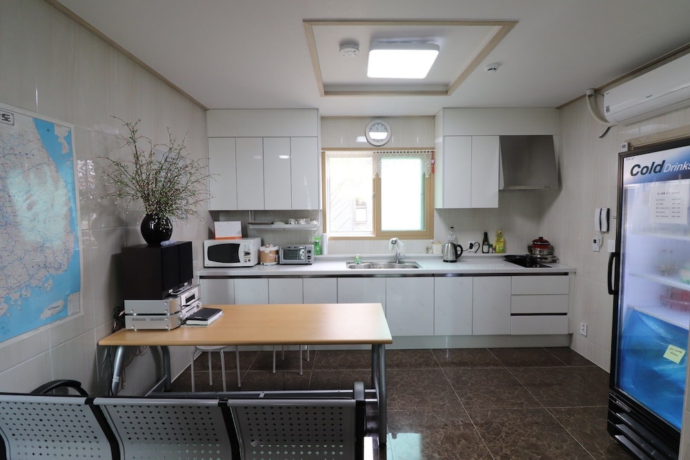 Family Room - Photo 5