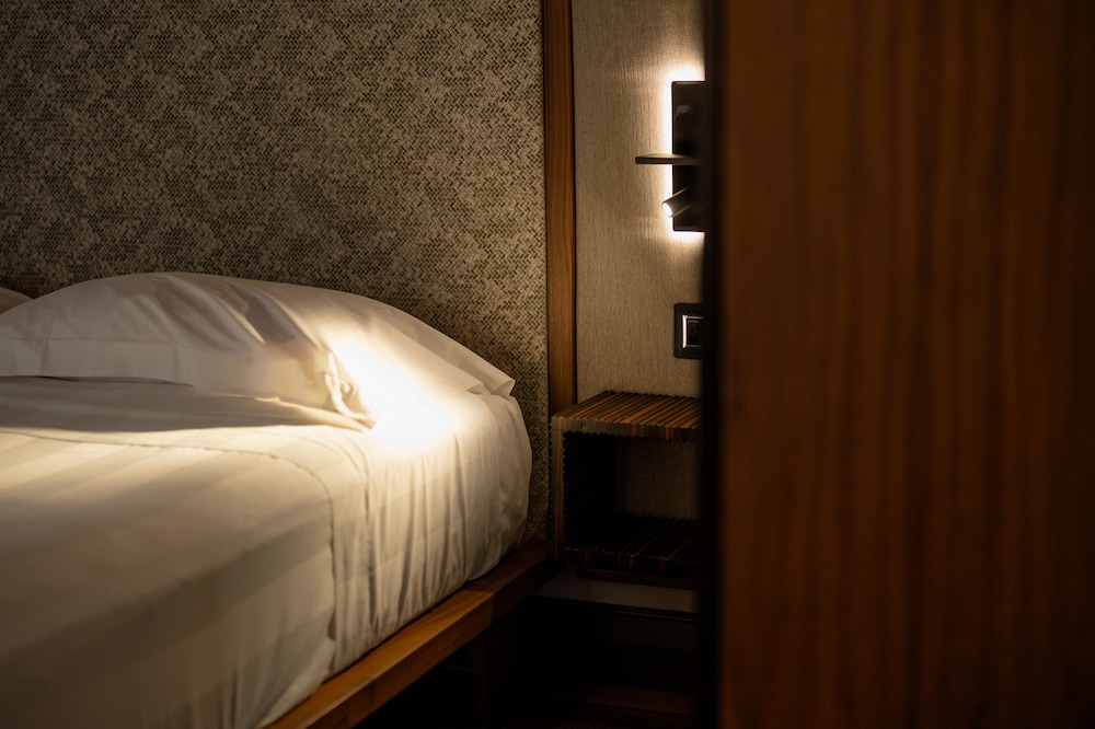 Deluxe Room, 1 King Bed, City View, Tower