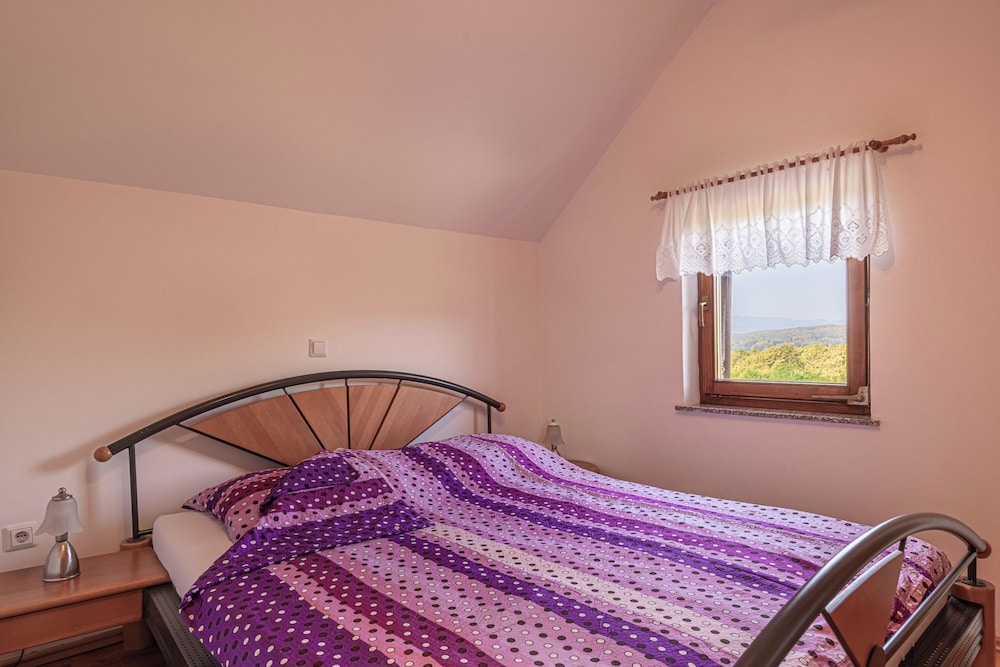 Family Chalet, Multiple Bedrooms, Mountainside (Vineyard Cottage Brodaric) photo 3