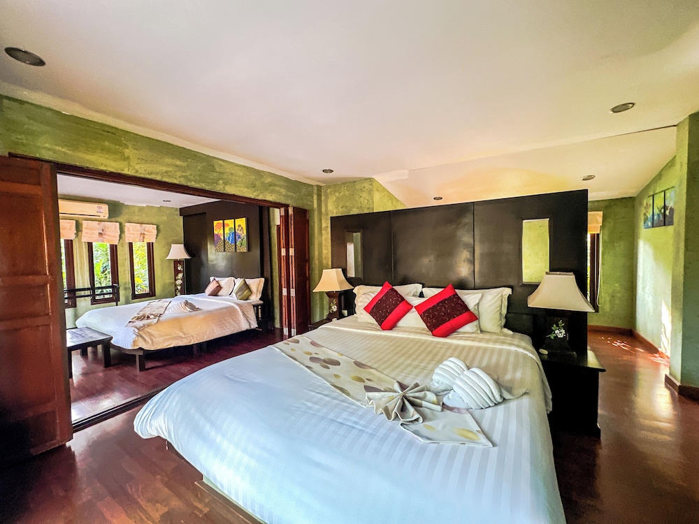 Suite, Pool View