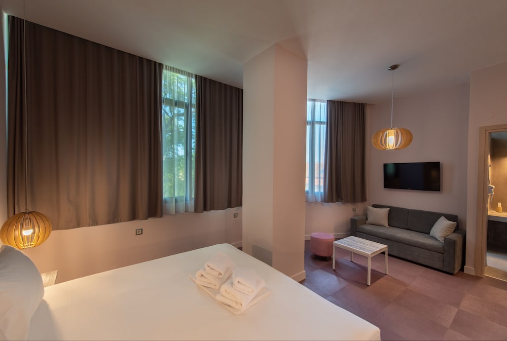 Basic Studio Suite, Pool View - Photo 4