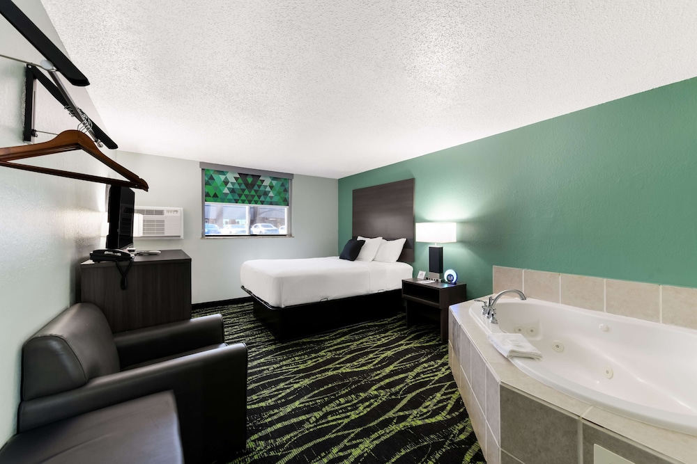 Suite, 1 Queen Bed, Non Smoking - Photo 1