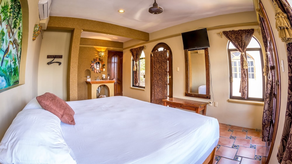 Room, 1 King Bed, Balcony - Photo 4