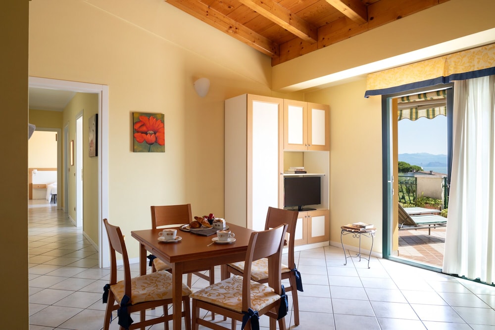 Standard Suite, 2 Bedrooms, Balcony, Lake View - Photo 13