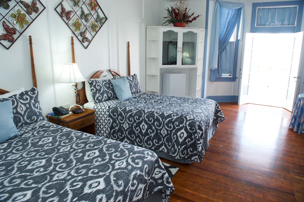 Deluxe Room, 2 Double Beds, Balcony, Partial Sea View photo 2